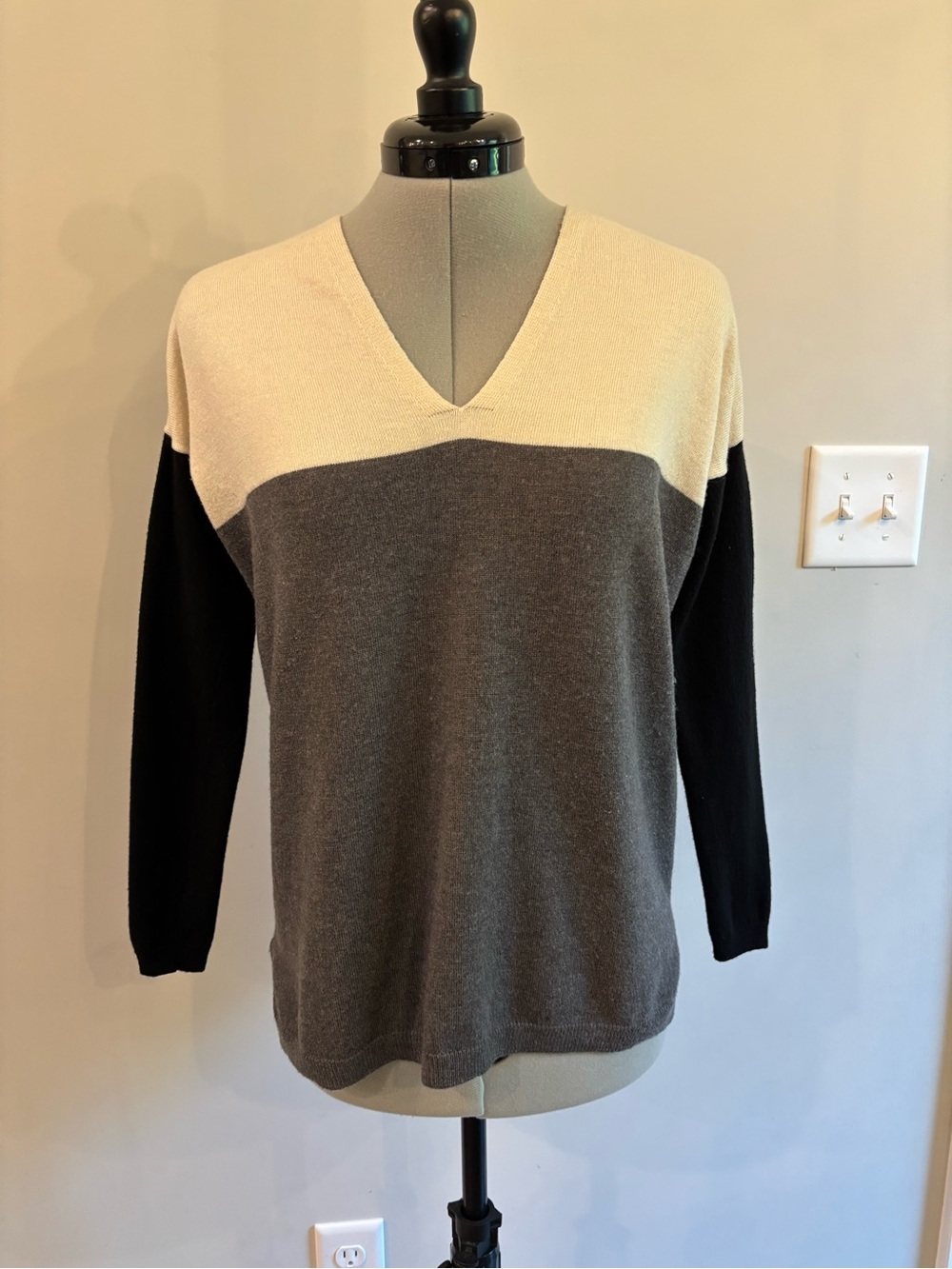Ann‎ Taylor Cream, Gray & Black Colorblock V-Neck Sweater 0172